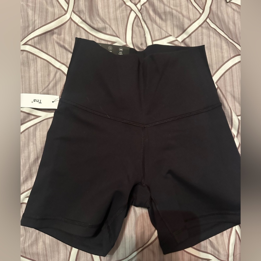Aritzia TNA active biker shorts cheeky high rise 5” size small black!